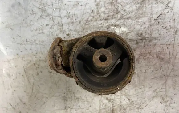 Hyundai Accent Engine mount bracket