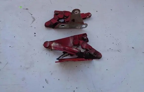 Engine bonnet/hood hinges