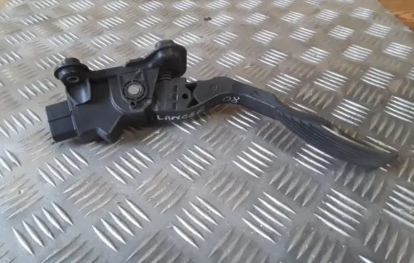 Mitsubishi Lancer X Accelerator throttle pedal MN101543