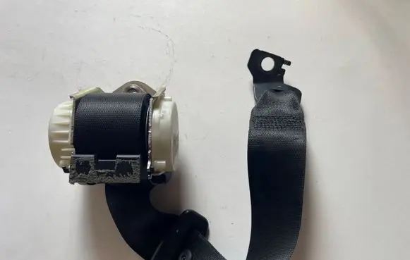 BMW 5 E60 E61 Middle seatbelt (rear) 33061256