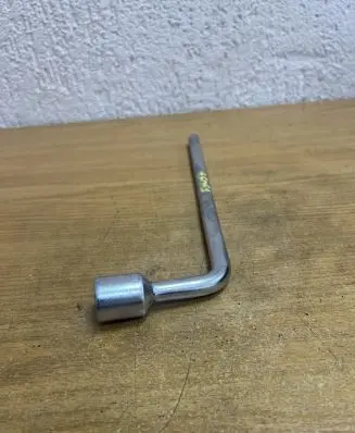 Mercedes-Benz C W204 Wheel nut wrench A2215810001 F3097