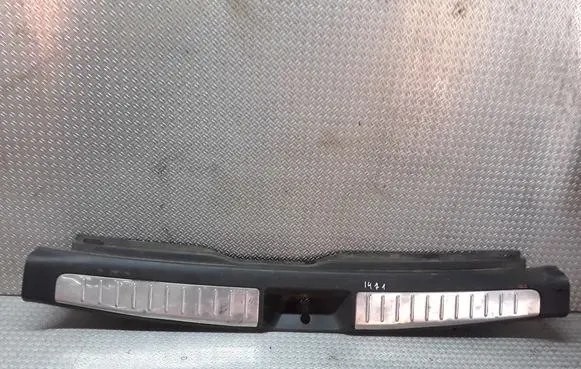 Trunk/boot sill cover protection