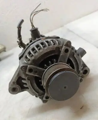 Toyota Avensis T220 Generator/alternator 104210