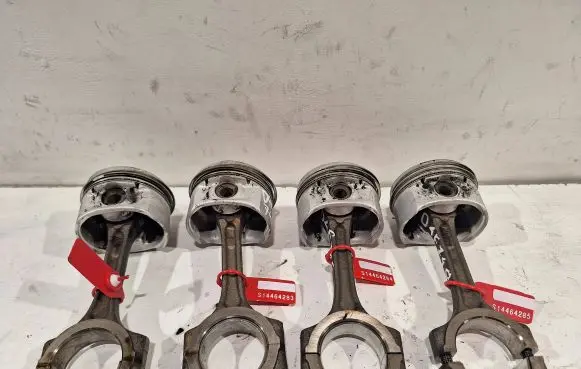 Renault Clio III Piston with connecting rod D4F740