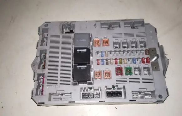 Jaguar XF Fuse module 8X2T14B476BF 8X2T14C256BE
