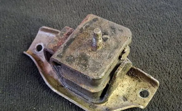 Subaru Legacy Engine mount bracket