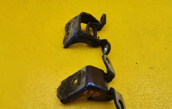 Honda HR-V Front door lower hinge 
