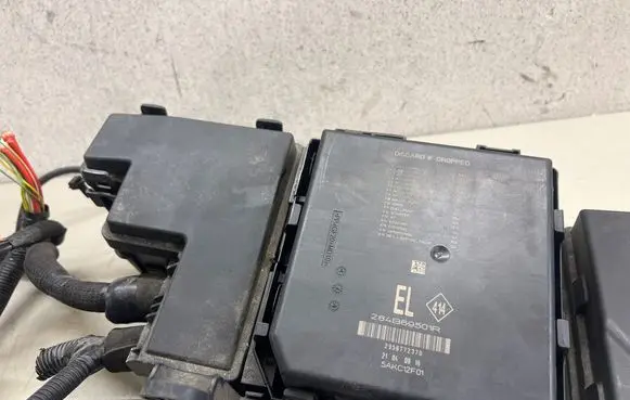 Renault Kadjar Fuse box set 284B69501R 2956772370 5AKC12F01