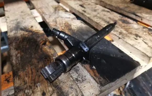 Toyota Verso Fuel injector 16600AU600