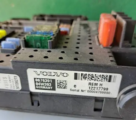 Volvo XC90 Fuse module 00004766690 8676391 04W393