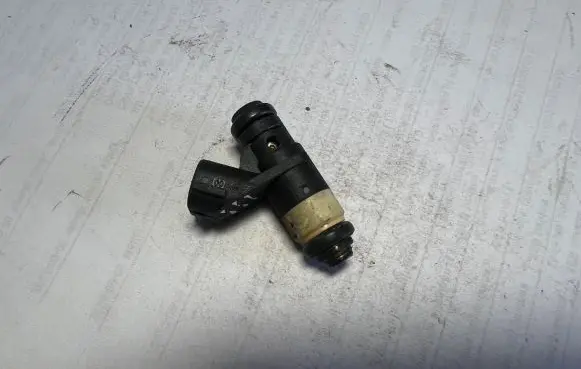Skoda Fabia Mk1 (6Y) Fuel injector 036906031M