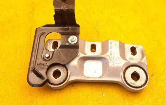 Peugeot 3008 III Engine mount bracket 9840714680