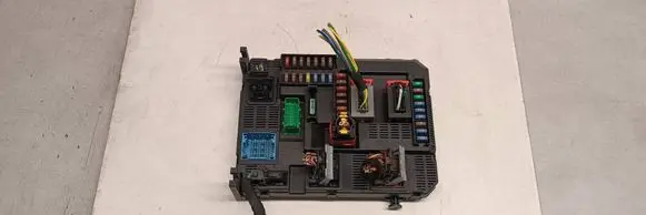 Peugeot 308 Fuse module 9807054180 E1111754 20150408