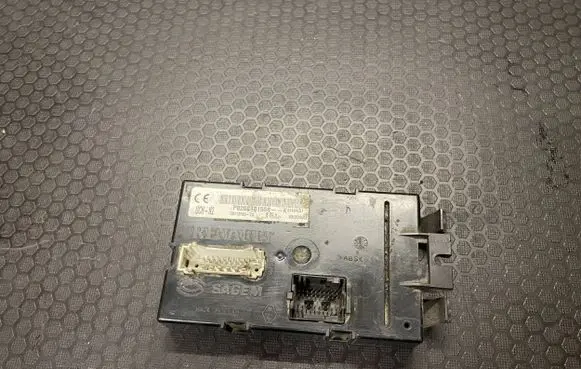 Opel Vivaro Comfort/convenience module P8200461556 281127697A 01494957