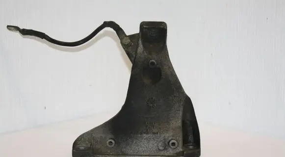 Volkswagen PASSAT B5.5 Engine mounting bracket 8D0199308AB
