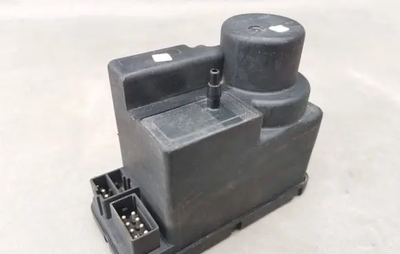 Mercedes-Benz C W202 Central locking vacuum pump 2028001948