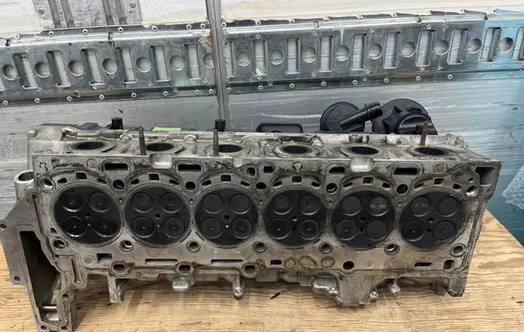 BMW 5 F10 F11 Engine head 155732601 G7205539