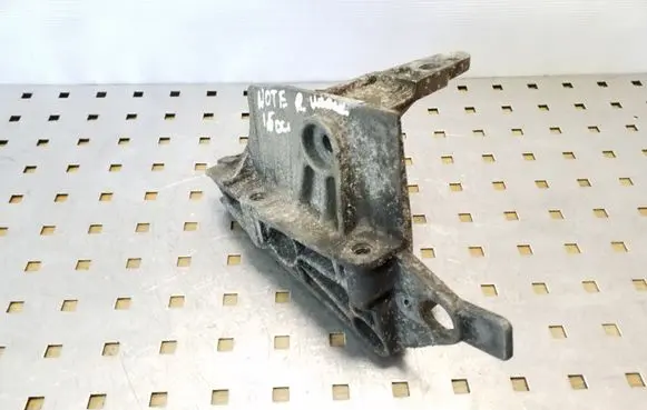 Nissan Note (E11) Engine mounting bracket