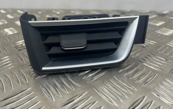 Renault Clio V Dashboard side air vent grill/cover trim 687611283R 1051300001