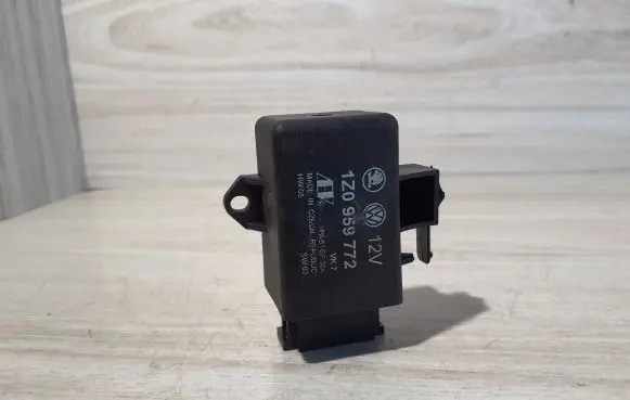 Volkswagen PASSAT B6 Seat heating relay 1Z0959772