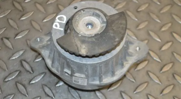 Mercedes-Benz C W205 Engine mount bracket A2052406717