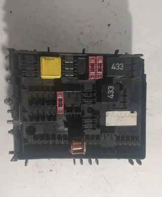 Volkswagen Golf V Fuse module 1K0937124H