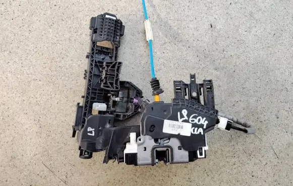 Mercedes-Benz CLA C117 X117 W117 Front door lock A166720013541A A1667200135 A2047601534