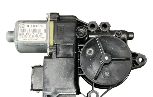 KIA Venga Front door window regulator motor 824601P010 0130822551