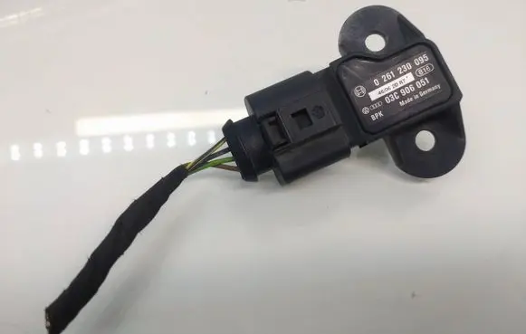 Volkswagen Golf V Air pressure sensor 03C906051 0261230095 46062DR7