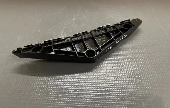 Toyota Avensis T270 Front bumper mounting bracket 5253505040