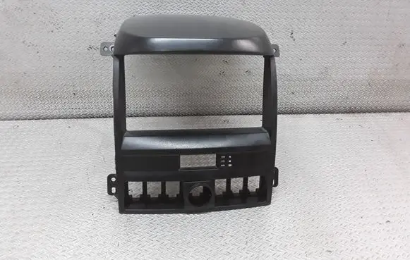 KIA Sorento Radio/GPS head unit trim 847603E100
