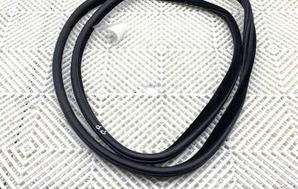 BMW X5 F15 Rubber seal front door (on door) 7289608