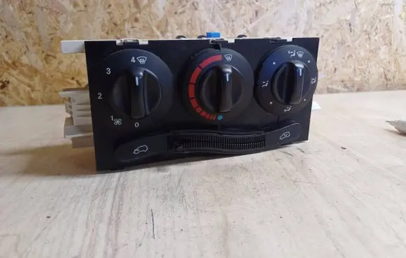 Mercedes-Benz A W168 Climate control unit 1688300385 Q093798
