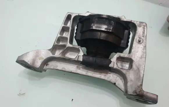 Volvo C30 Engine mount bracket 326E92