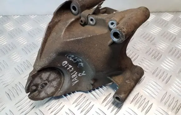 Volkswagen Touareg I Engine mounting bracket 070199308A