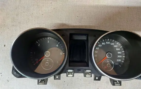 Volkswagen Golf VI Speedometer (instrument cluster) 5K0920873A