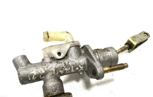 Nissan X-Trail T30 Clutch master cylinder