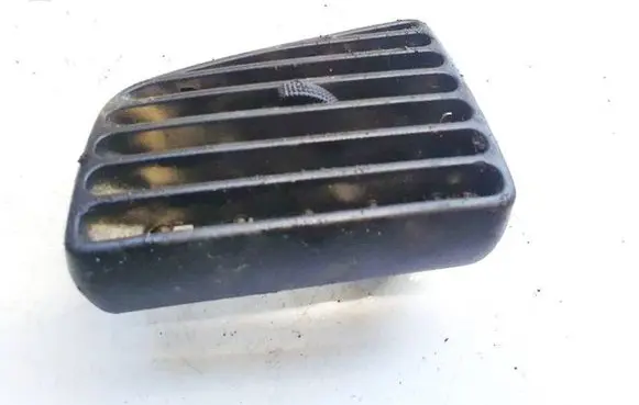 Volkswagen PASSAT B4 Dash center air vent grill 3a1819719b
