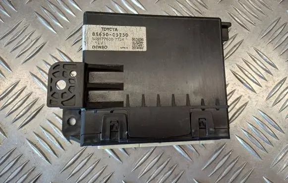 Toyota Avensis T270 Air conditioning/heating control unit 8865005250 MB1776007784
