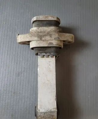 Engine mount bracket