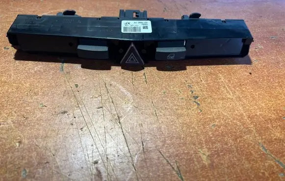 Opel Zafira B Hazard light switch 13100105