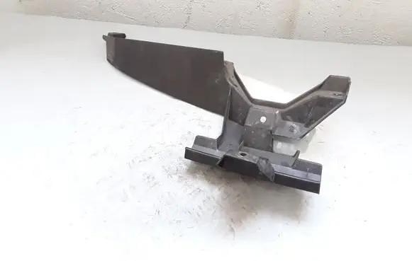 Opel Zafira C Front bumper mounting bracket 6400B156