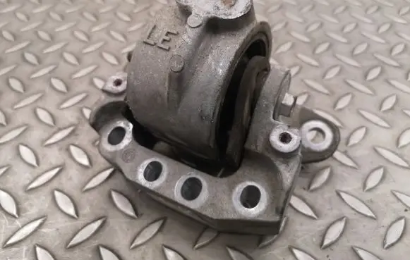 Lexus ES 250 - 300 - 330 Engine mount bracket