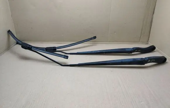 Chrysler Town & Country V Front wiper blade arm