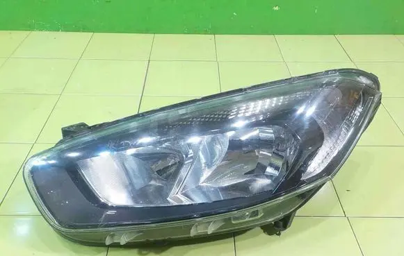 Ford Transit Courier Headlight/headlamp PRZOD