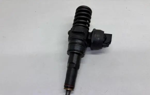 Volkswagen Golf IV Fuel injector 038130073AG