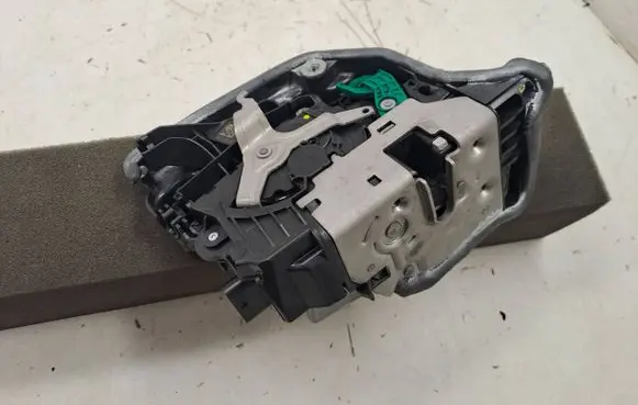 BMW X7 G07 Rear door lock 7477704 A046465 18283810