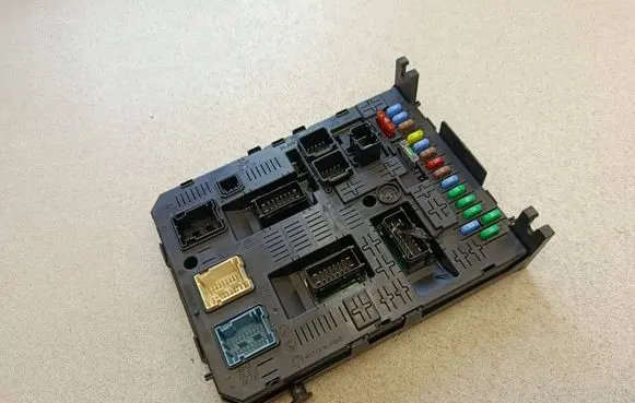 Peugeot 308 Fuse module 966405918002 281192496D 977771