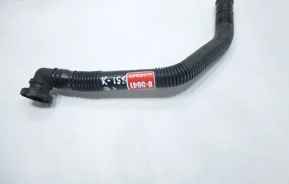Volkswagen PASSAT B7 Breather hose/pipe 1K0129637D