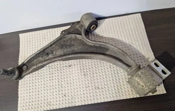Opel Astra J Front lower control arm/wishbone BFAT05 AMSS10V